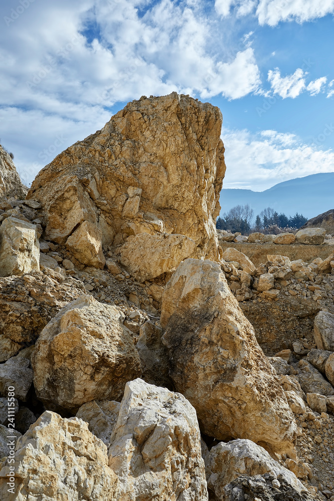 blocchi di pietra in una cava di calcare
