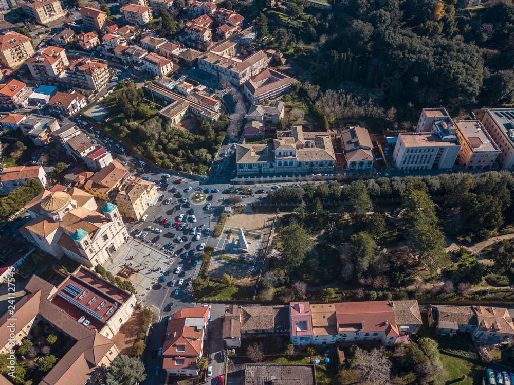 Vista aerea della piazza del duomo di Santa Maria Maggiore o San Leoluca, parco comunale, case e tetti, area urbana, Vibo Valentia, Calabria, Italia. Chiesa, cattedrale