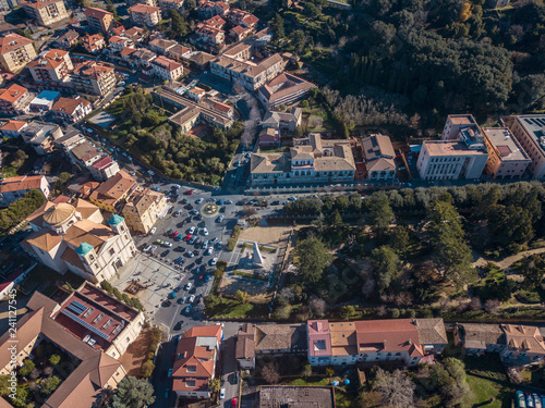 Vista aerea della piazza del duomo di Santa Maria Maggiore o San Leoluca, parco comunale, case e tetti, area urbana, Vibo Valentia, Calabria, Italia. Chiesa, cattedrale photo