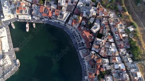 Chania Port Aufnahmen aus der Luft vom Hafen in der Draufsicht.
