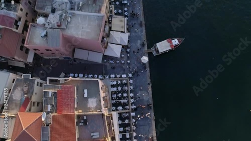 Belebter Hafen von Chania. (Kreta)