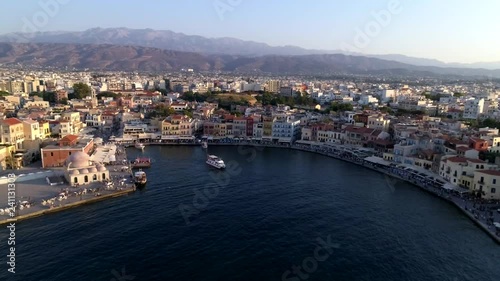 Flug rückwärts aus dem Hafen von Chania, Kreta.