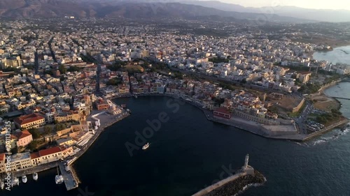 Chania Stadt und Hafen aus der Luft bei Sonnenuntergang.