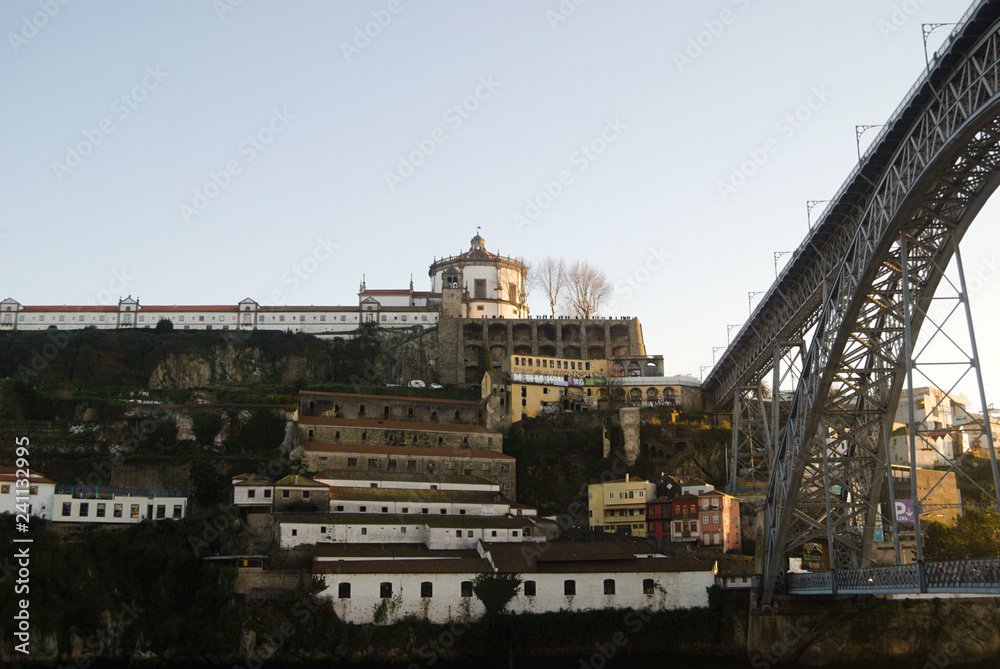 Obraz premium Serra do Pilar e parte da ponte de Dom Luis - vista para a margem sul do rio Douro no Porto