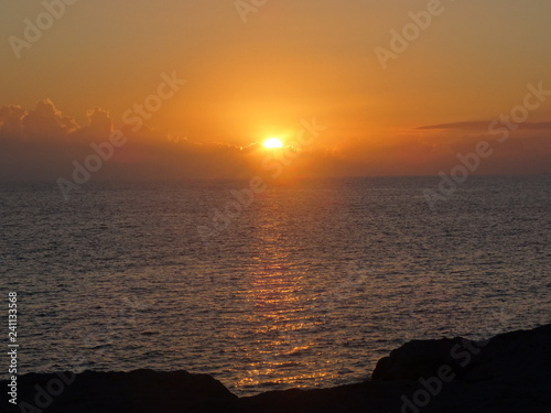 Coucher de soleil sur la mer - lumi  re du soleil