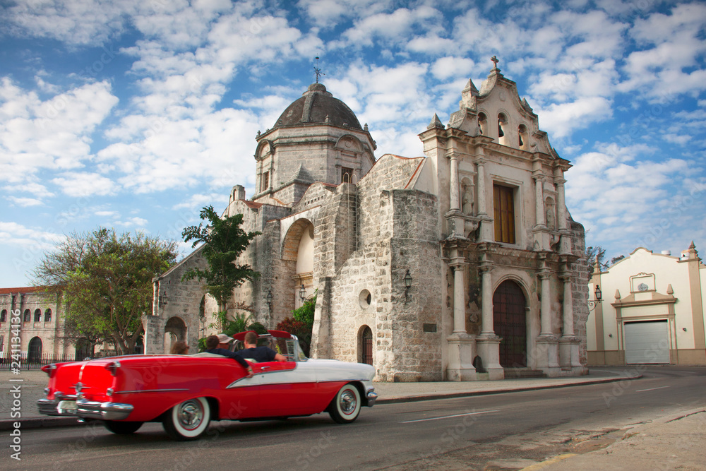 Coche americano descapotable de los años 50 conduciendo cerca de la Iglesia  de San Francisco de Paula en La Habana, Cuba Stock Photo | Adobe Stock