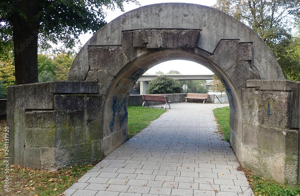 Brückenbogen der früheren Pliensaubrücke am Neckarpark in Esslingen (Baden-Württemberg)
