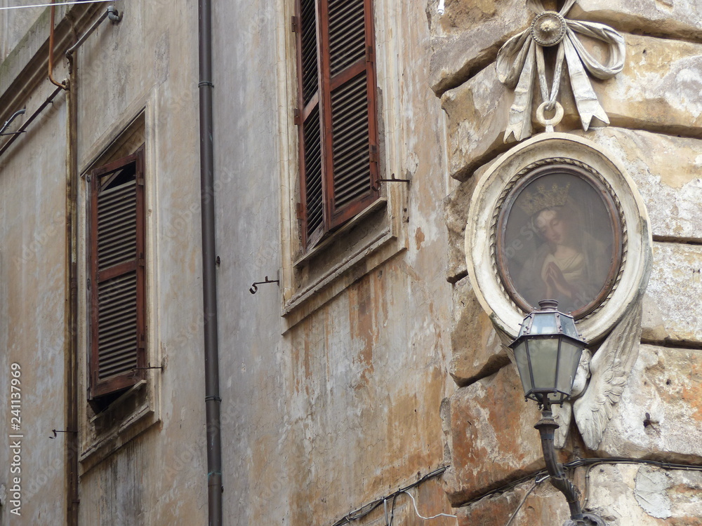 Edicola sacra della Madonna all'angolo di un palazzo antico di Roma in Italia. Edicola sacra della Madonna all'angolo di un palazzo antico di Roma in Italia.