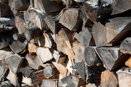 Alter Holzstapel an einem Allgäuer Bauernhaus