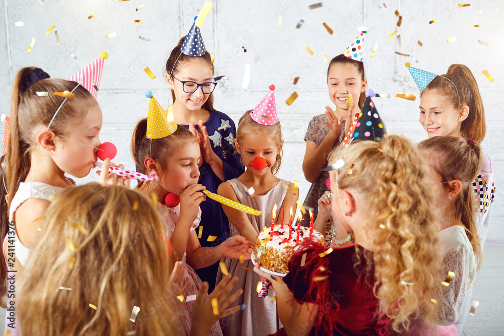 Obraz premium Children with a birthday cake have fun.