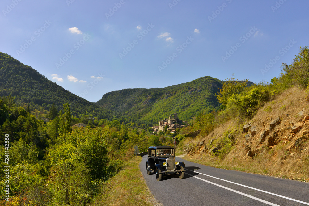 Village Le Rozier (48150) et la vieille voiture, département de la Lozère, en région Occitanie, France Village Le Rozier (48150) et la vieille voiture, département de la Lozère, en région Occitanie, France