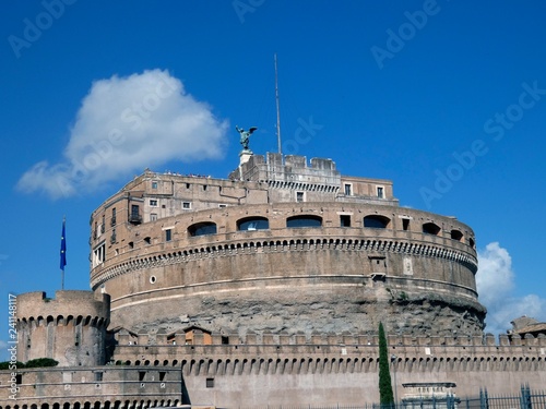 Castillo de Sant'Angelo o Castel Sant'Angelo, Mausoleo de Adriano o Mole Adrianorum, es un monumento de Roma situado en la orilla del río Tíber.