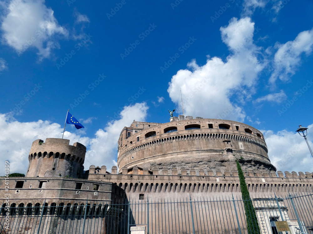 Castillo de Sant'Angelo o Castel Sant'Angelo, Mausoleo de Adriano o Mole Adrianorum, es un monumento de Roma situado en la orilla del río Tíber.