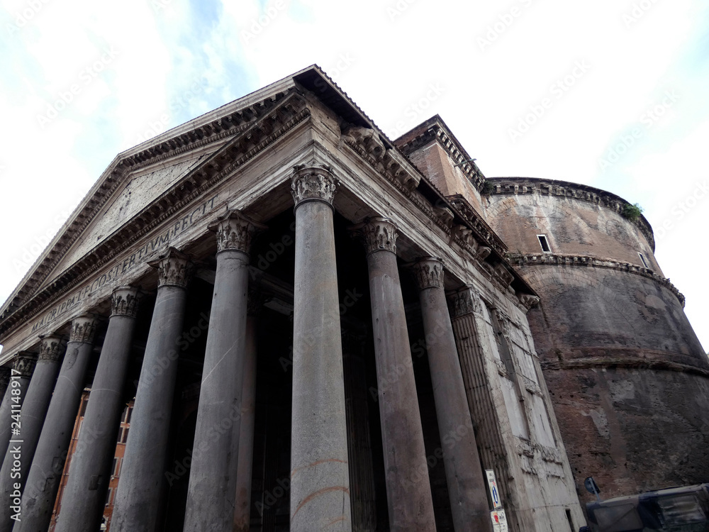 Panteón de Agripa o Panteón de Roma (Il Pantheon)  templo de planta circular.