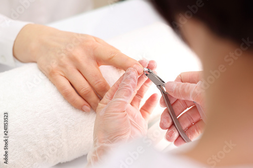 Manicure. Pielęgnacja dłoni w salonie kosmetycznym.