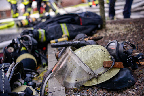 Ein vom Ruß des Feuers geschwärzter Feuerwehrhelm photo