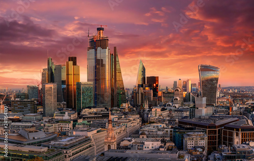Der Finanzbezirk City von London mit den Banken und Wolkenkratzern bei einem roten Sonnenuntergang, Großbritannien