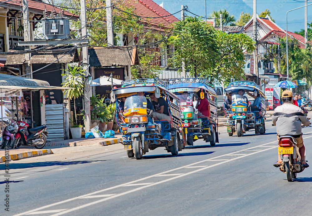 Naklejka premium Tuk Tuks in a row