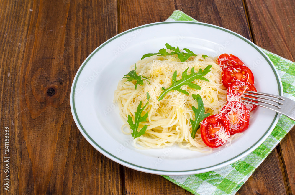 Spaghetti with cheese, tomatoes and arugula Spaghetti with cheese, tomatoes and arugula