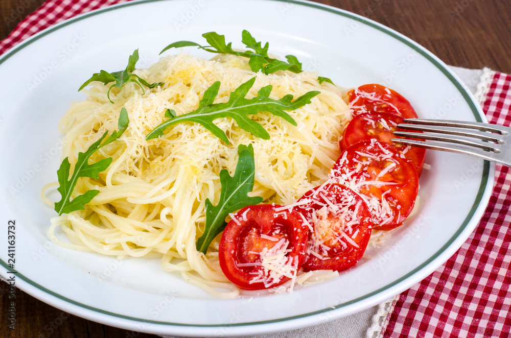 Spaghetti with cheese, tomatoes and arugula Spaghetti with cheese, tomatoes and arugula