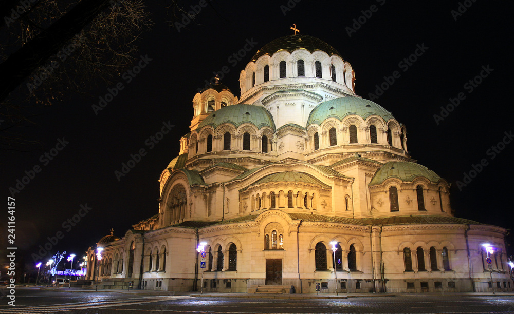 Вид на Храм-памятник св. Александра Невского в Софии (Болгария) ночью 