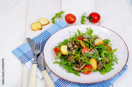 Warm salad with arugula and mushrooms