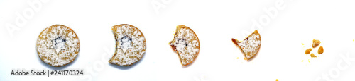 Foto süße selbstgemachte plätzchen mit puderzucker aufgegessen
