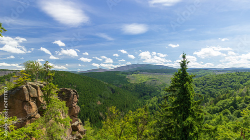 Rabenklippe mit Ausblick auf den Brocken im Nationalpark Harz