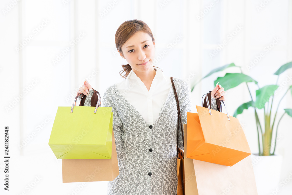 買い物をする女性 考える 買い物をする女性 考える