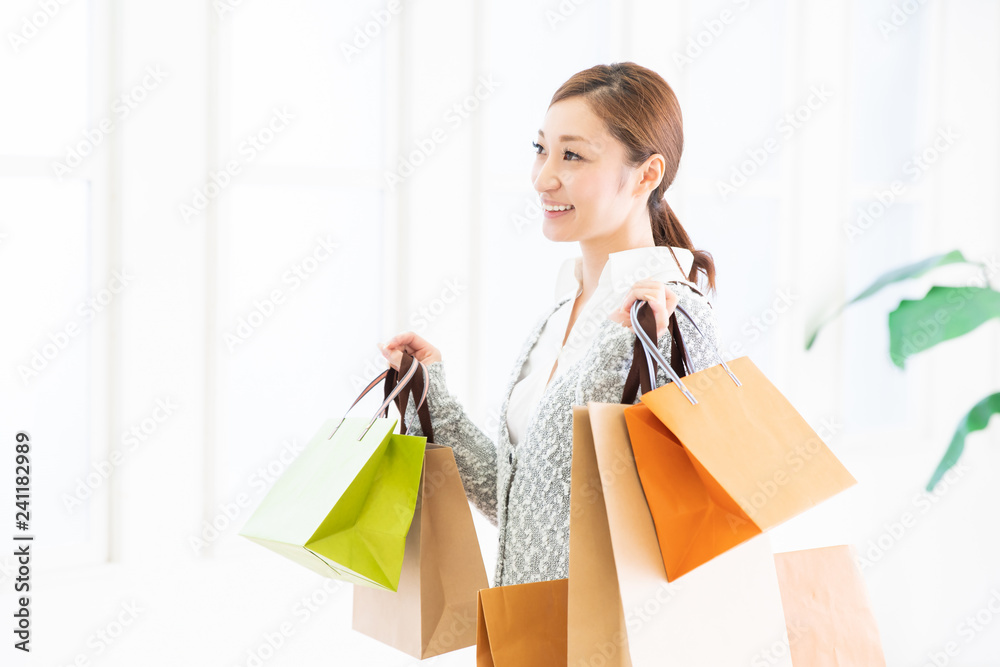 買い物をする女性 買い物をする女性