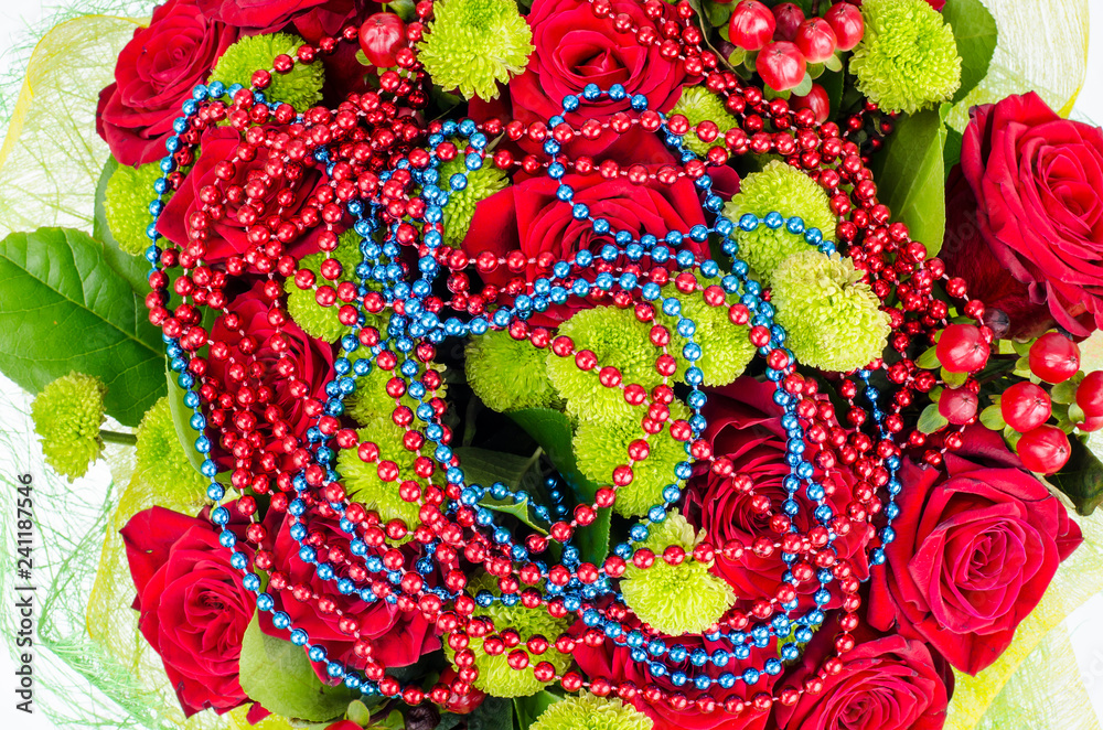 Obraz premium Bouquet of flowers and colored beads for Mardi gras