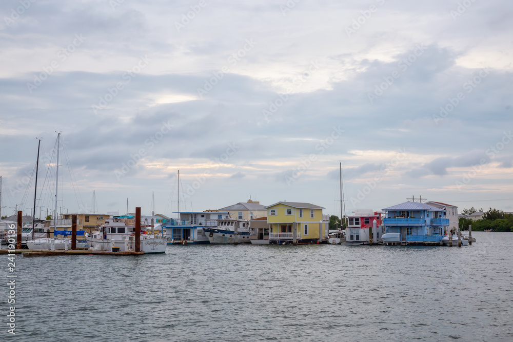 Fototapeta premium Key West, Floryda, Stany Zjednoczone - 2 listopada 2018: Houseboats andboats on a marina.