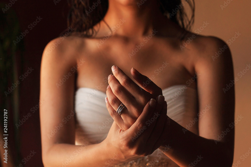 Naklejka premium hands of bride with wedding rings on a wedding day