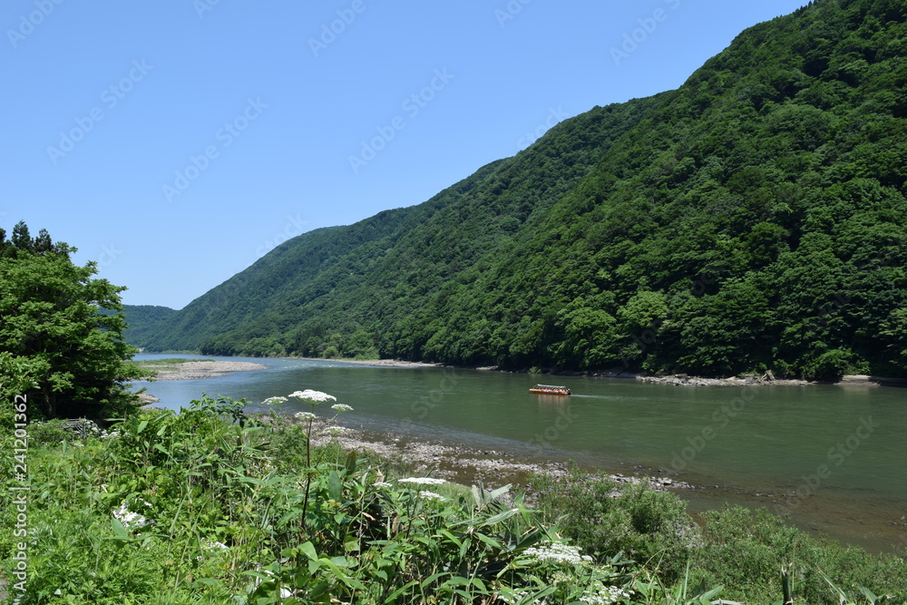 最上川 ／ 山形県内の源流から河口まで流れる日本三大急流の一つ、最上川です。一つの都府県のみを流域とする河川としては、延長229kmと国内最長の大河川です。