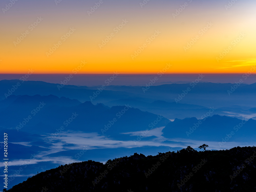 Obraz premium Mountain with mist 