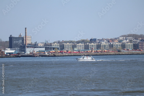NY ニューヨークの海と船とビル