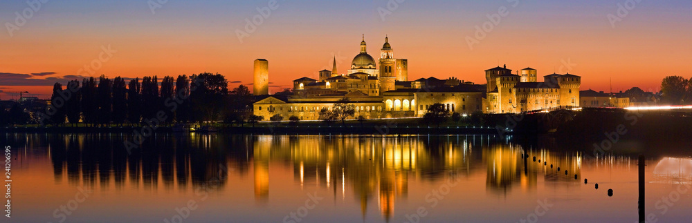 Mantova, skyline del centro storico riflesso nel lago di Mezzo.