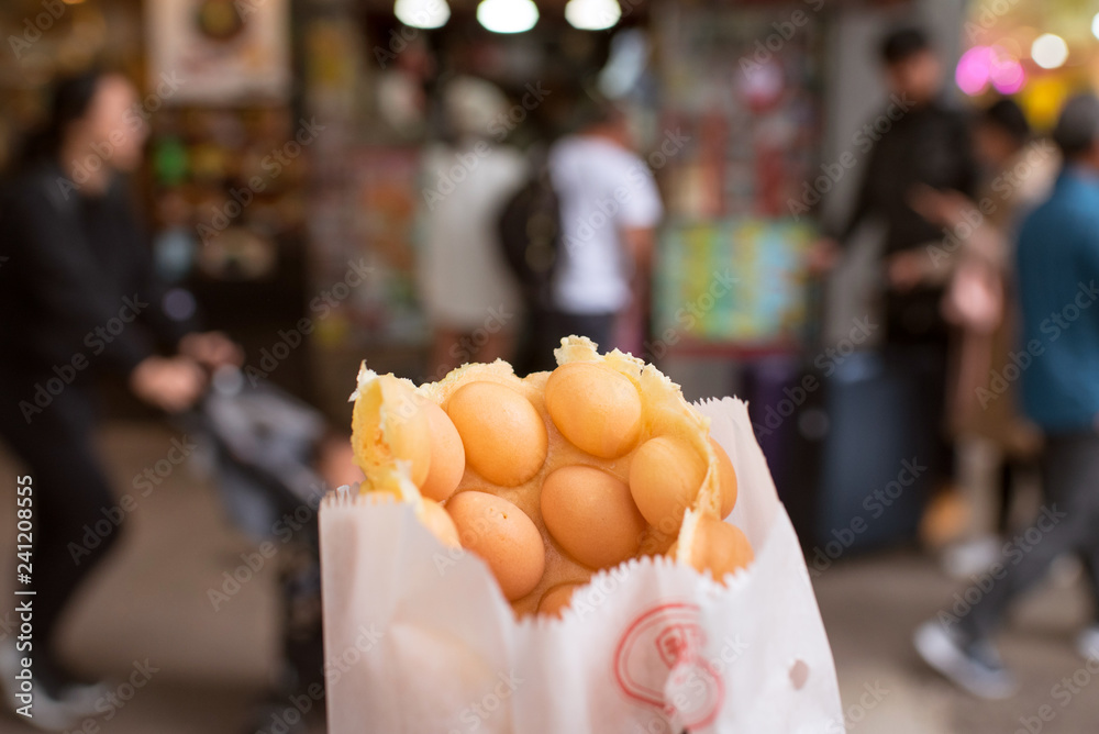 Naklejka premium Egg waffles : Hong Kong’s street food 香港のエッグワッフル（鶏蛋仔）