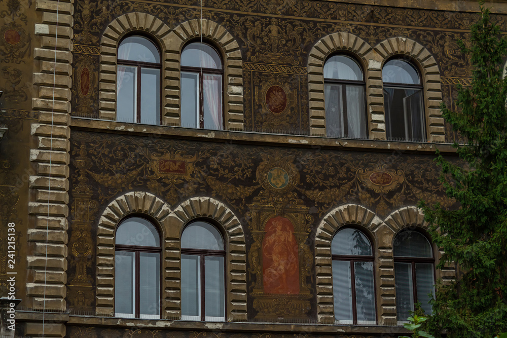 Obraz premium Beautiful old building in the city of Budapest in the evening surrounded by trees