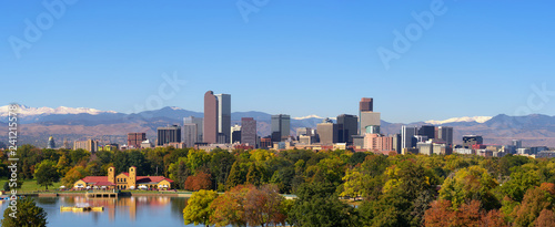 Leinwand Poster Skyline of Denver downtown with Rocky Mountains