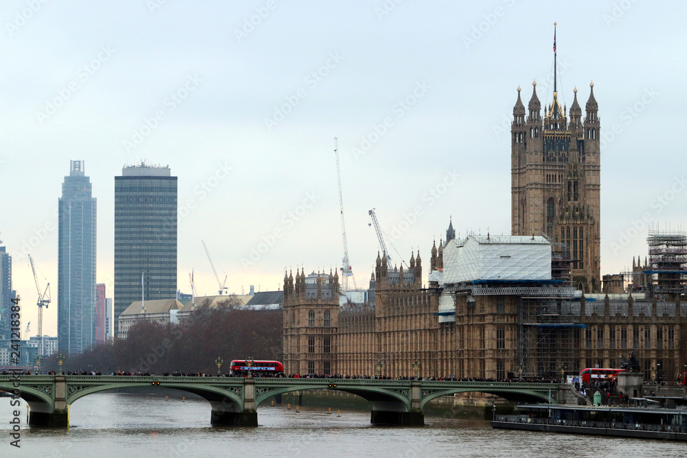 Le Palais de Westminster le long de la Tamise
