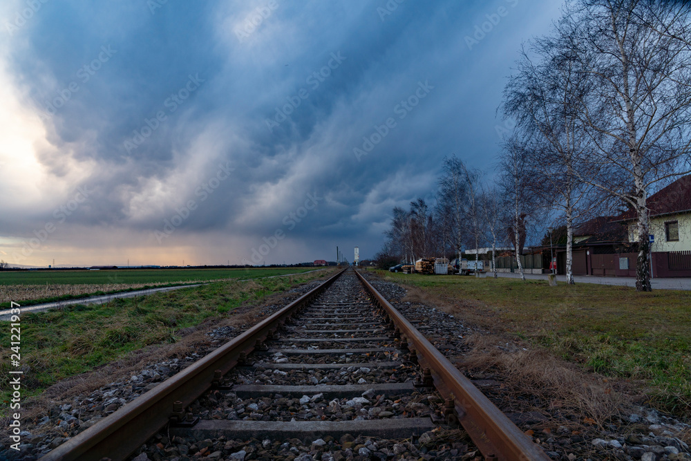 Fototapeta premium Schienen mit blauem Himmel