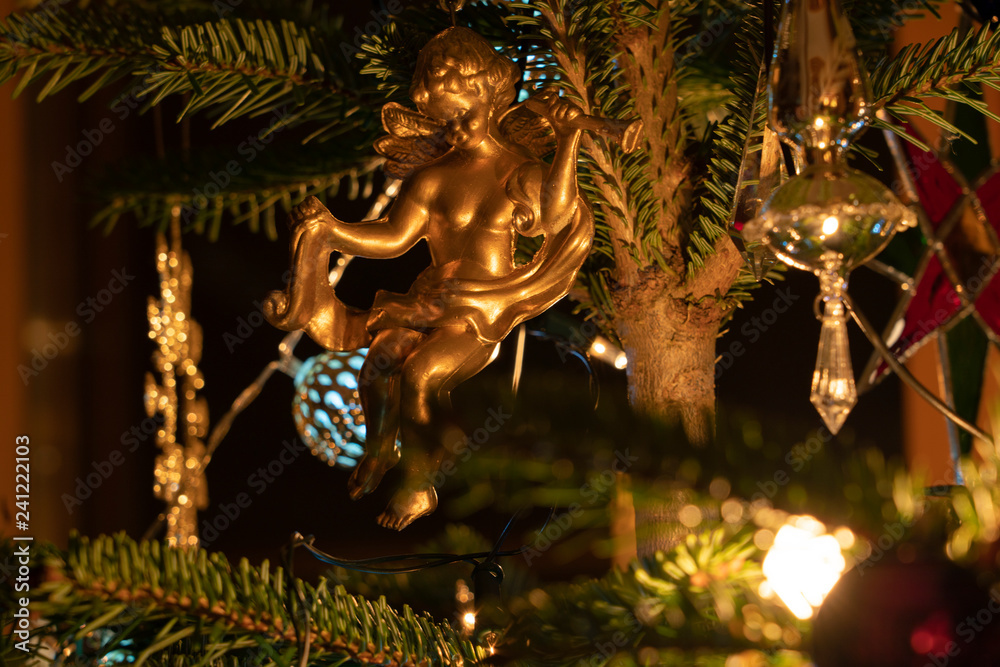 Fototapeta premium Goldenes Christkind auf Weihnachtsbaum