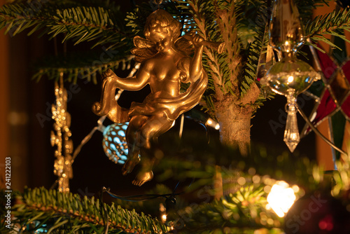 Goldenes Christkind auf Weihnachtsbaum