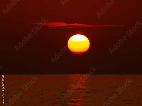 Fototapeta Naklejka Na Ścianę i Meble -  Sonnenuntergang am Meer als Farbenspiel
