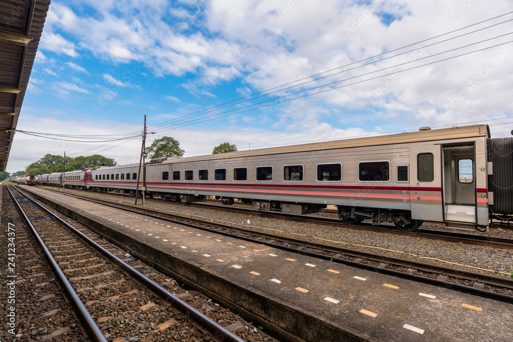 Obraz premium train traveling through desert