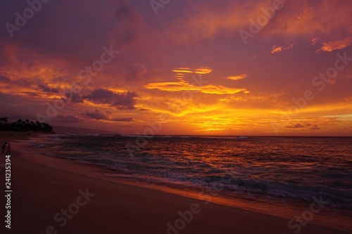Fototapeta Naklejka Na Ścianę i Meble -  Sonnenuntergang / Sunset  @ Sunset Beach - O'ahu, Hawaii