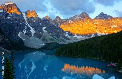 Fototapeta Naklejka Na Ścianę i Meble -  Moraine Lake - Valley of the ten peaks, Rocky Mountains, Banff, Alberta