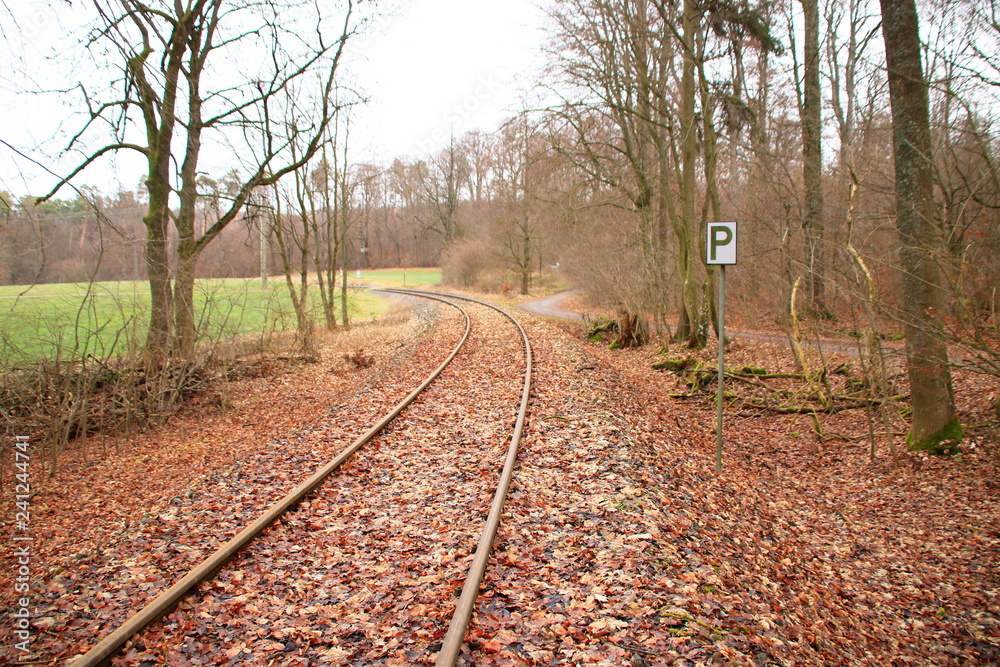Bahngleise verlaufen in einer Kurve vom Betrachter weg. Bahngleise verlaufen in einer Kurve vom Betrachter weg.