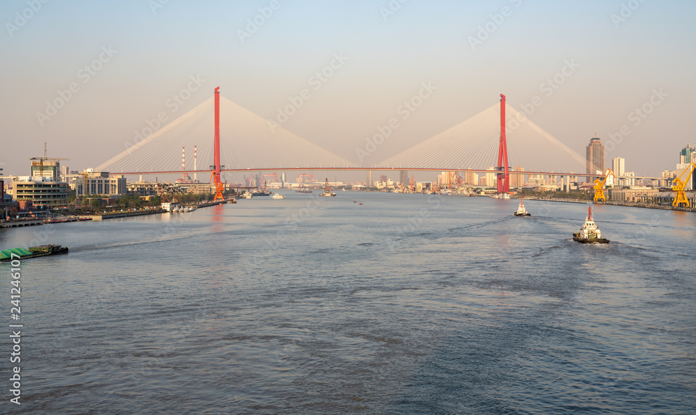 Obraz premium Huangpu river in Shanghai towards Yangpu bridge at sunset